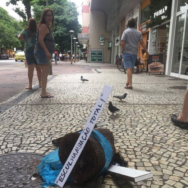 Placa em rua do Rio