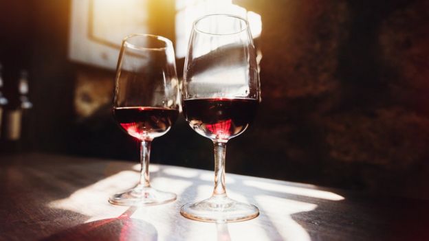 Dos copas de vino.