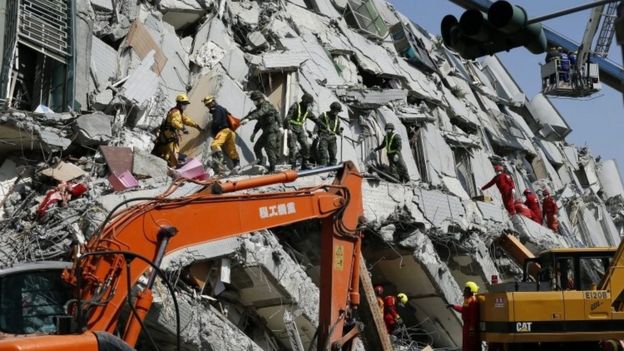 Rescuers search for survivors during the second day of search and rescue operation from a collapsed building following a 6.4 magnitude earthquake struck on 06 February in Tainan City, southern Taiwan, 07 February 2016