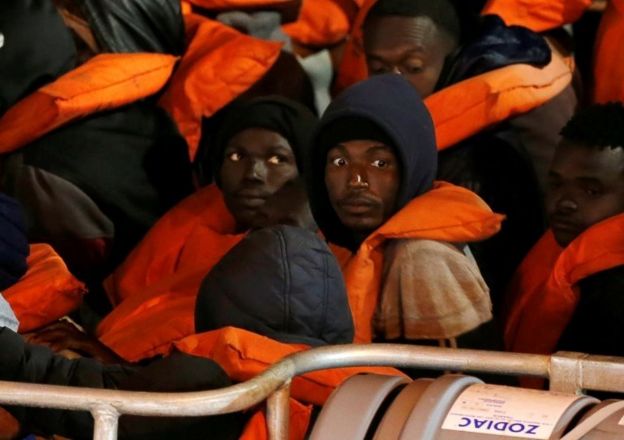 Спасенные мигранты прибывают на Мальту