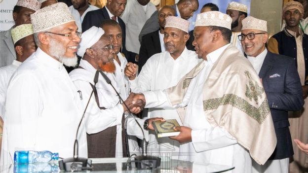 Uhuru Kenyatta oo la gudoonsiiyay Kitaab Quraan ah