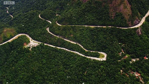 Carretera sinuosa en montaña