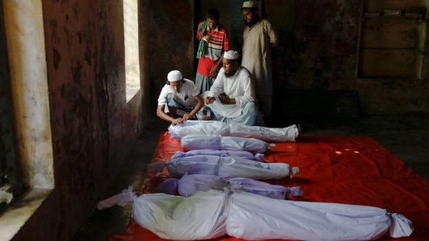 Cadáveres de niños y adultos tras el naufragio (crédito: Reuters)