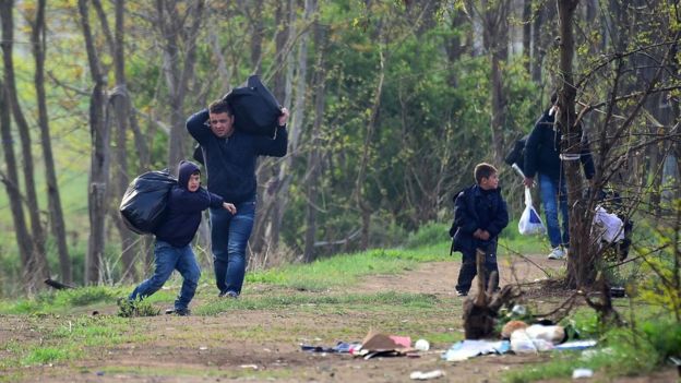 Sınırda kurulan kampa girmeye çalışan bir Suriyeli aile