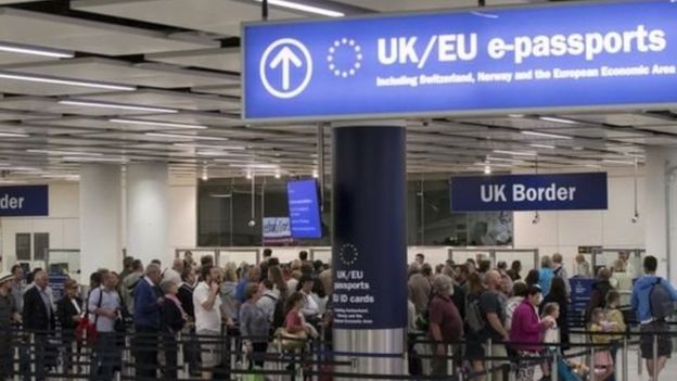 بريطانيا تبحث أوضاع المهاجرين استعدادا للخروج من الاتحاد الأوروبي _97095801_d01c8f0d-a8ea-4dbf-9cd2-3de394b69c2a