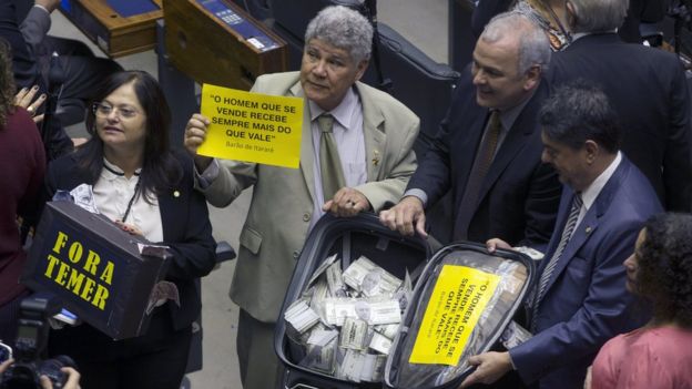 Deputados de la oposición de Brasil en votación de la primera denuncia contra Temer.