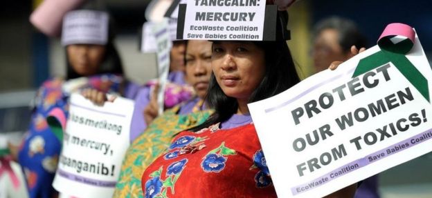 Mujeres filipinas vestidas como madres embarazadas protestan en Manila contra los cosméticos importados de China