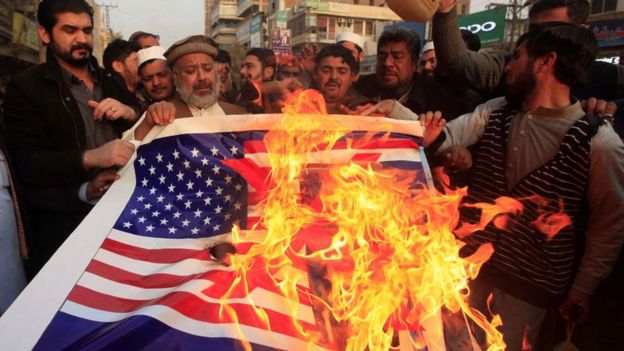 Manifestantes queman bandera de EE.UU.