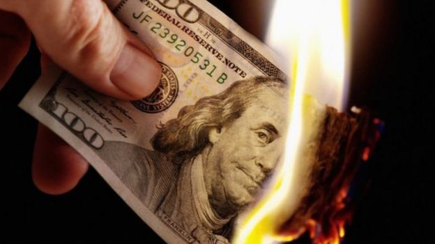 Nota de dólar pegando fogo