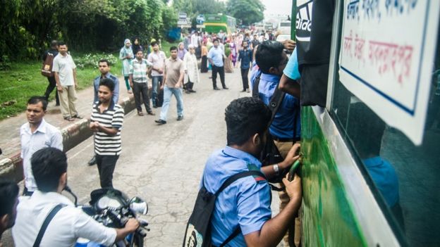 ঢাকার যাত্রীদের প্রতিদিনই এই ধরনের ঝুঁকির মধ্য দিয়ে বাসে উঠতে হয়।