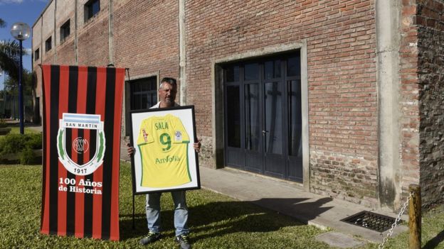 Daniel Ribero, presidente del club San Martín de Progreso, sujeta una camiseta de Emiliano Sala