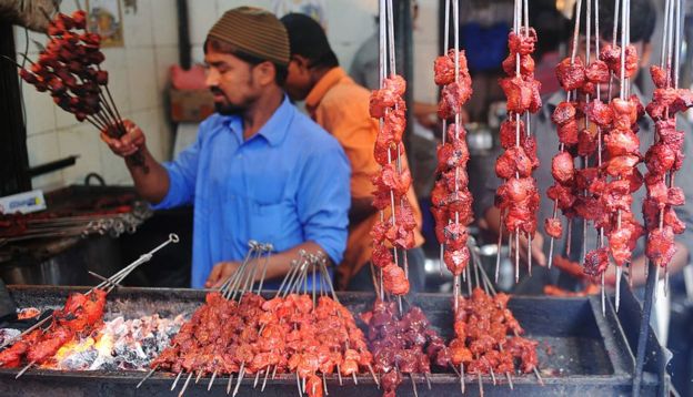 Un vendedor de carne asada en India