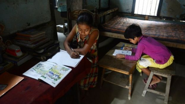 Crianças estudando em casa em meio à quarentena na Índia