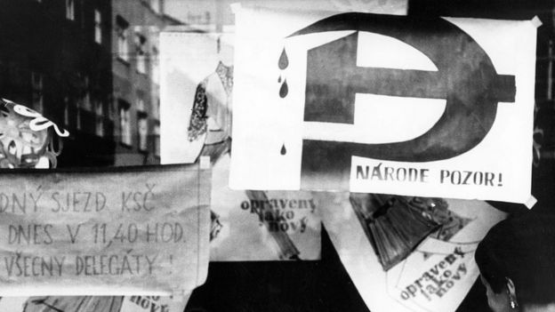 Плакаты в пражской витрине, август 1968 года