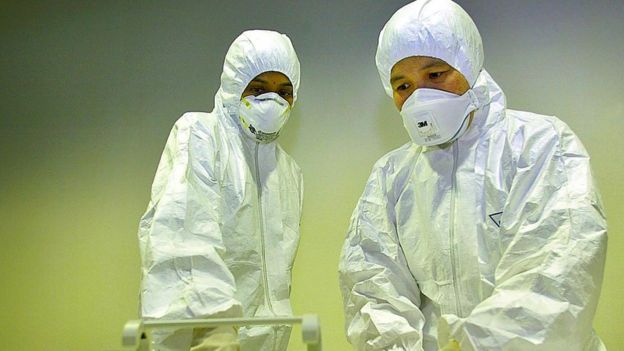 Médicos, en un control en el aeropuerto de Kuala Lumpur, en Malasia.
