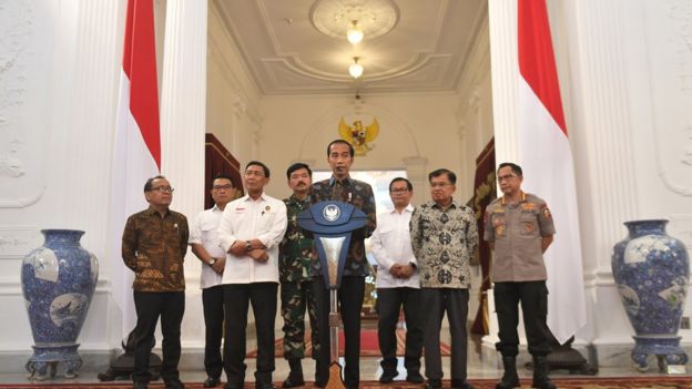 Presiden Joko Widodo memberi keterangan kepada wartawan di Istana Merdeka