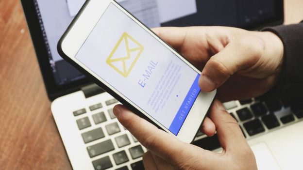Pessoa checa e-mails