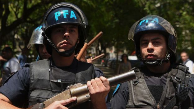 Los antidisturbios que llegaron al Palacio San Martín en Buenos Aires no fueron necesarios.