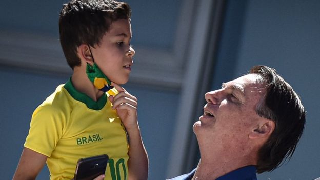 Bolsonaro con un niño