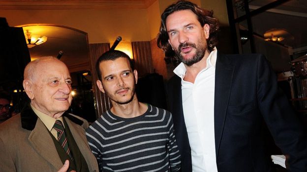 Abdellah Taia (centro) durante la ceremonia del Premio de Flore 2010 en el Café de Flore, en París.