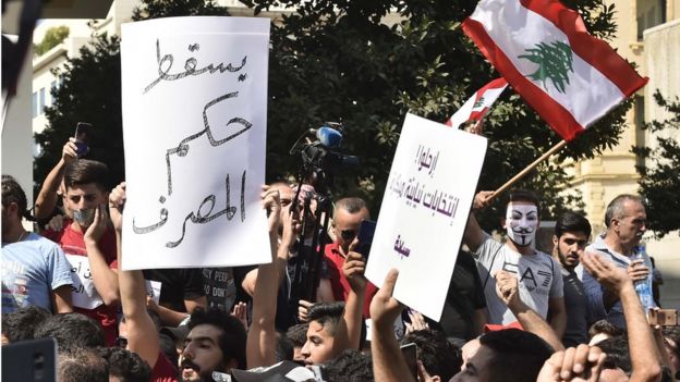 محتجون على تدهور الوضع المعيشي يتظاهرون في بيروت في 29 سبتمبر أيلول مطالبين بإسقاط الحكومة