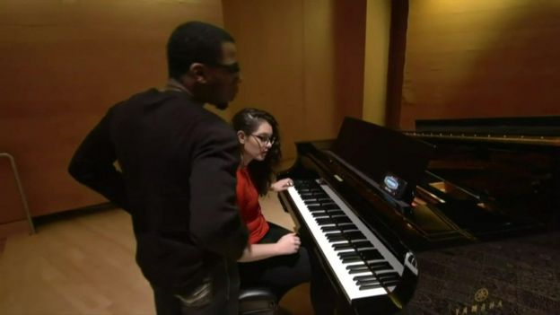 Mandy Harvey, con su pianista durante un ensayo.