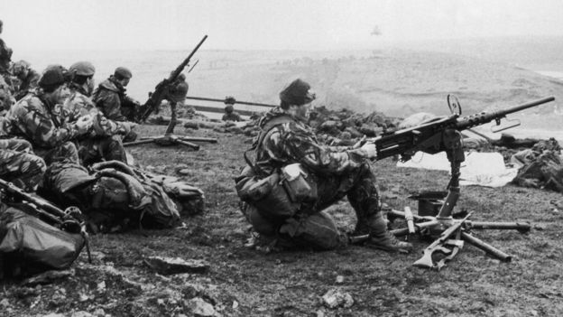 Se estima que 649 militares argentinos, 255 británicos y 3 civiles isleños murieron en una guerra se desarrolló entre el 2 de abril y el 14 de junio de 1982.