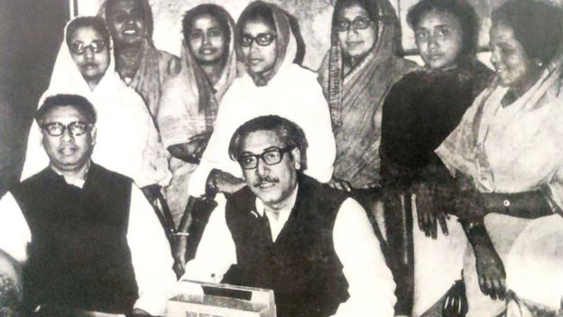 তাজউদ্দীন আহমেদ এবং আওয়ামী লীগের সাতজন নারী নেত্রীর সঙ্গে ১৯৭০এ নির্বাচনের ফলাফল রেডিওতে শুনছেন শেখ মুজিবুর রহমান।