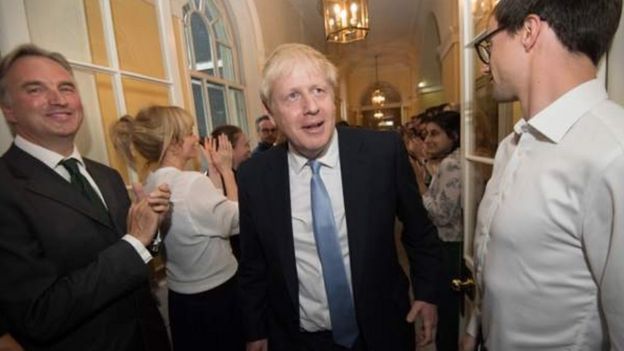 Boris Johnson disambut staf Downing Street.