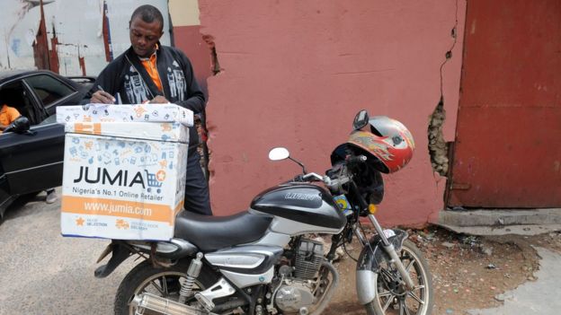 Marca da Jumia em compartimento de carga de motocicleta