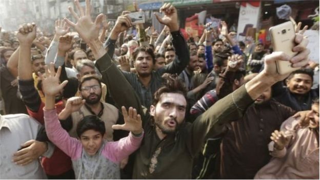 ব্লাসফেমির অভিযোগ তুলে পাকিস্তানের আইনমন্ত্রী জাহিদ মালিকের পদত্যাগের দাবিকে কয়েক সপ্তাহ ধরেই বিক্ষোভ করছে ইসলামপন্থীরা