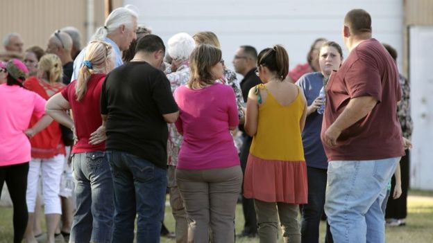 Residentes en las inmediaciones de la Primera Iglesia Bautista en Sutherland Springs.