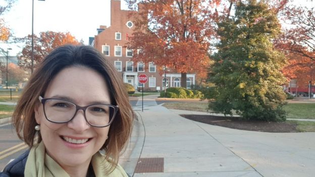 Bonelli sorri para foto em campus estrangeiro