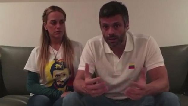 Leopoldo López junto a su esposa Lilian Tintori en un video difundido esta semana.