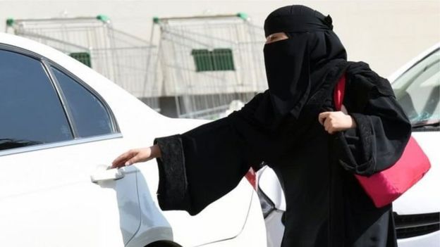 সৌদি আরবে মেয়েদের গাড়ি চালানো নিষেধ ছিল
