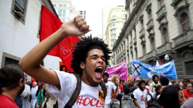 Manifestante grita em passeata no Rio de Janeiro