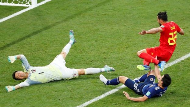 Nacer Chadli (áo đỏ) có pha đệm bóng kết thúc trận đấu ở những giây cuối cùng.