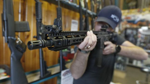 Un hombre apuntando con un rifle.