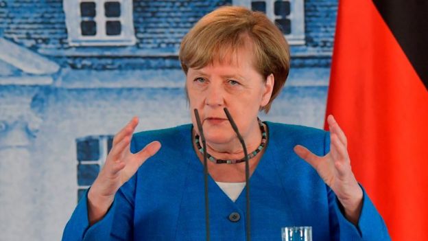 Merkel hükümeti, sosyal medya düzenlemesiyle herkesin ifade özgürlüğünün korunduğunu savunuyor.