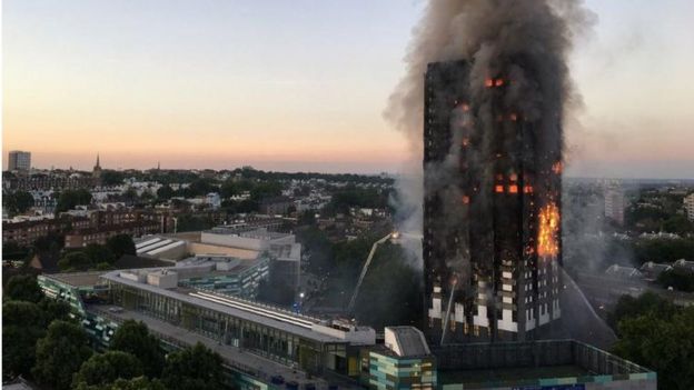 Reino Unido: bomberos luchan por rescatar a personas atrapadas en un enorme incendio en una torre de viviendas en Londres _96481511_agl9khof
