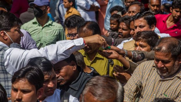 ভারতে হ্যান্ড স্যানটিাইজার বিলিয়ে দিচ্ছেন বিজেপির এক কর্মী। করোনাভাইরাসের প্রতিষেধকের জন্য মানুষ এখন মরীয়া।