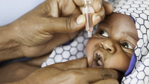 Un bebé africano recibiendo una vacuna.