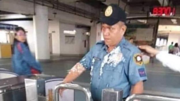 Anggota polisi William Cristobal melarang Zhang masuk ke peron sebelum menghabiskan makanannya, tetapi Zhang menanggapi dengan melemparkan makanan itu ke arah sang polisi/MANDALUYONG POLICE/FACEBOOK.