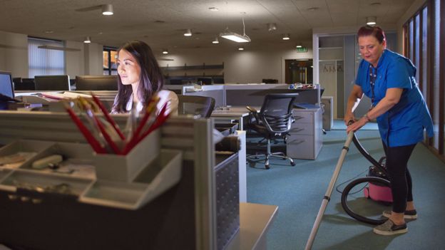 Migrant workers send home £8bn to families - BBC News