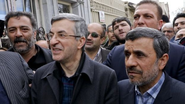 محمود احمدی‌نژاد (سمت راست) و اسفندیار رحیم‌‌مشایی (چپ) اجازه نیافتند وارد چهارمین دادگاه تجدیدنظر حمید بقایی شوند