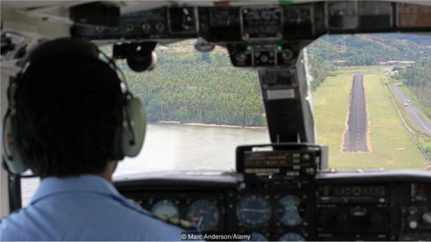 Piloto chegando em aeroporto