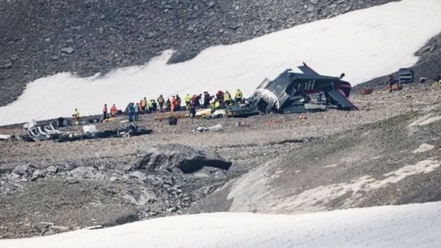 விமான விபத்து, இருபது பேர் பலி