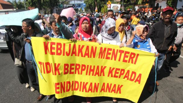 Warga berunjuk rasa di depan Gedung Negara Grahadi, Surabaya, Jawa Timur, Rabu (19/06). Mereka memprotes kebijakan sistem Penerimaan Peserta Didik Baru (PPDB) berdasarkan zonasi.