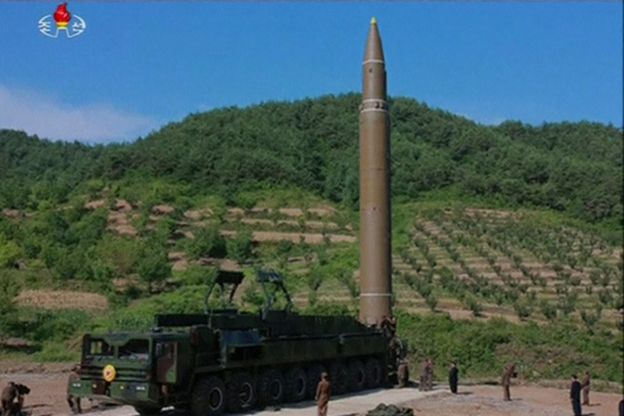 La imagen de la prueba anunciada por la Televisión Central de Corea del Norte sobre el misil balístico intercontinental este martes 4 de julio de 2017.