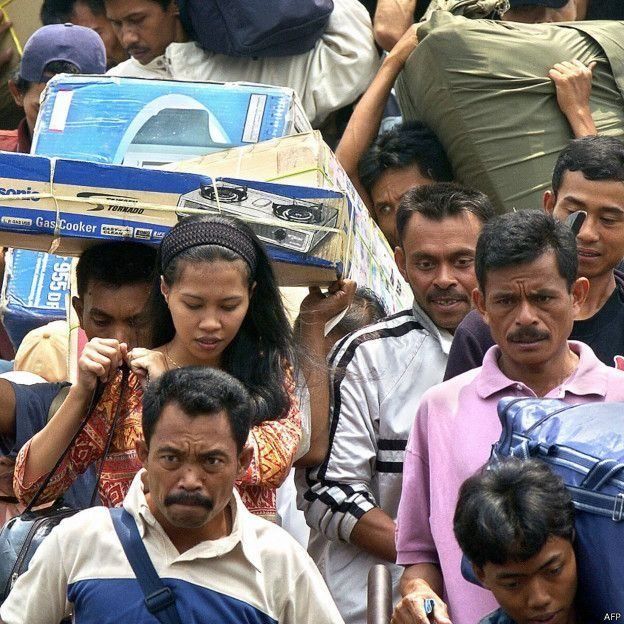 Tenaga kerja ilegal Indonesia yang dideportasi dari Malaysia dan tiba di Pelabuhan Tanjung Priok, Jakarta, 2 November 2004. 